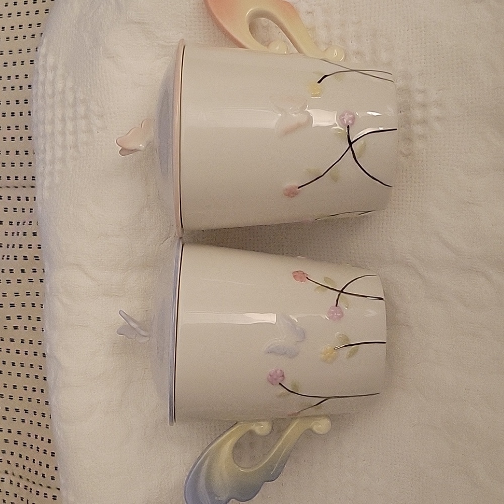 Domani Porcelain Coffee/Tea Mugs w/lids. Butterfly Details 1 ea. Pink/Blue.